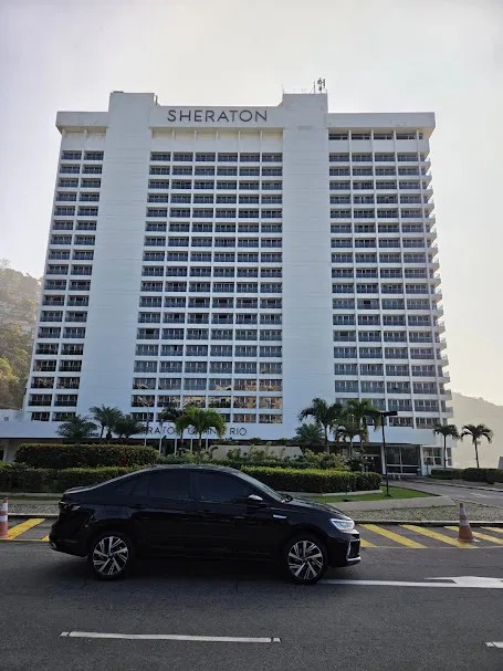 Post Valore: disponibilidade 24 horas no Sheraton Grand Rio, carro e fachada do hotel